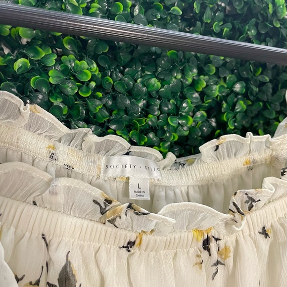 Floral Summer Ruffled Crop Top - Picture 3 of 3